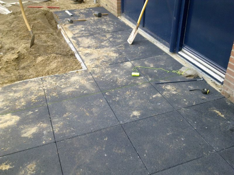 Terras van grote betontegels in aanleg