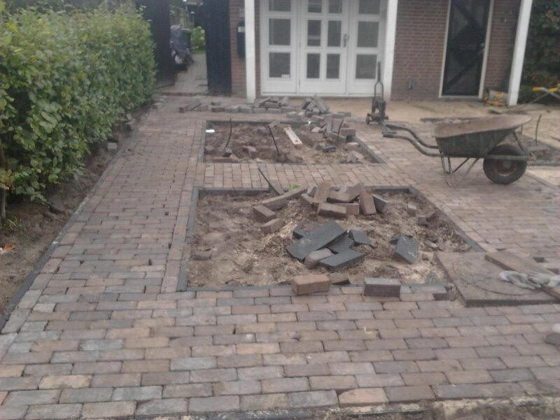 Terras van gebakken klinkers met betontegels