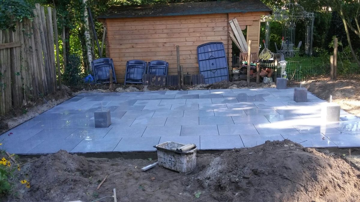 Terras van keramische tegels in aanleg