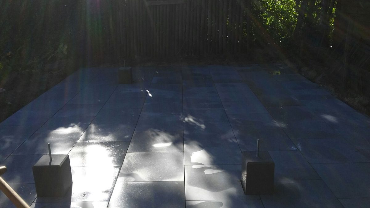 Modern terras van keramische tegels