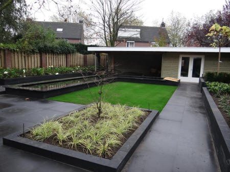 Moderne tuin met strakke waterpartij en borders
