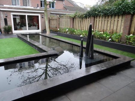 Moderne tuin met waterpartij, gezien vanaf het terras