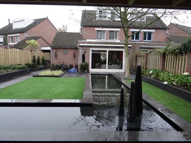Strakke moderne tuin met waterpartij en gazon, aangelegd door Rick van den Bosch Hovenier