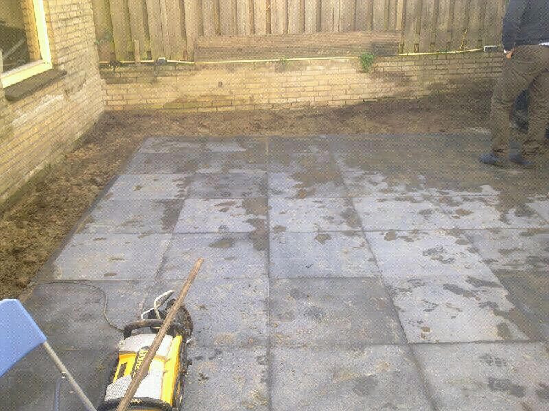 Terras van natuursteen achter een woning