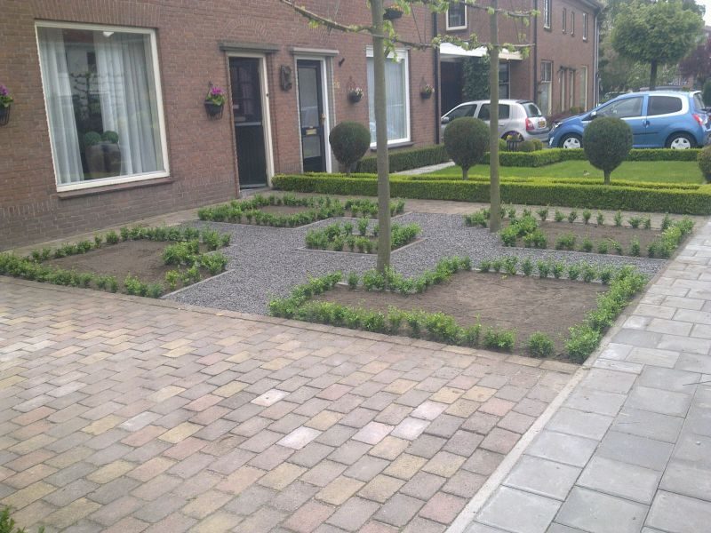 Voortuin met klinkerbestrating en buxusparterre